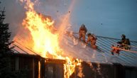 Izgoreo krov stambene zgrade u Čačku: Vatra zahvatila i okolne stanove