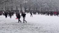Koga briga za korona pravila kad padne sneg: U Lidsu organizovano masovno grudvanje