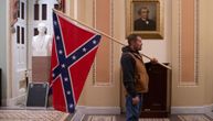 Otac i sin uhapšeni zbog nereda u Kapitolu: Uneli zastavu Konfederacije, fotografija obišla svet
