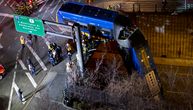 Bizarna nesreća u Njujorku: Autobus sleteo sa nadvožnjaka i ostao da visi