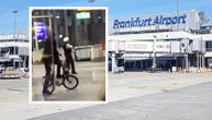 Prvi detalji drame na aerodromu u Frankfurtu: Jedna osoba uperila pištolj dok druga leži na zemlji