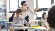 Pedijatri Srbije upozoravaju: Odložiti povratak u škole, deca su najmanje zaštićena od omikrona