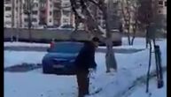 Mrgud koji je razljutio region: Deca ga plačnim glasom mole da ne posipa so na sneg, on se dere