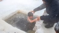 Deca plivala za Časni krst na -56 stepeni Celzijusa: Za njih nema zime, ali su fotke da se smrzneš