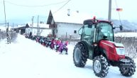 7 godina, čim padne sneg, Vojo uradi za decu genijalnu stvar: Traktorom vuče vozić sanki