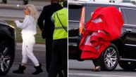 Raščupana, izgužvana... Lejdi Gaga i njena džinovska haljina posle inauguracije Džoa Bajdena
