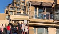 Srbi odvrnuli harmoniku ispred Novakovog hotela, on izašao na terasu i zaigrao užičko kolo