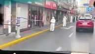 Zabrinjavajući snimak iz Kine: Zatvorili kvart u Šangaju, redari ne daju građanima da mrdnu?