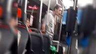 Mladić kidiše na čoveka u autobusu na liniji 408, prsi se i viče da ga ne gleda, a onda ustaje vozač