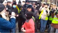 Užasan snimak iz Moskve: Policajac vuče dete i hapsi ga na protestu podrške Navaljnom