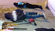 Fotografije hapšenja razbojnika nakon što su na Zvezdari obili stan: Leže na zemlji, a pored "ulov"