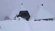 Kritično na Kamenoj Gori: Jak vetar pravi namete preko metra, napadalo još 30 centimetara snega