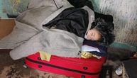 Fotografija koja je potresla Srbiju: Dečak (2) spava na koferu, poplava mu uništila krevet