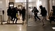 Grupa migranta upala u butik u Knez Mihailovoj: Borili se s obezbeđenjem, ukrali jednu jaknu