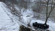 Prevrnuo se automobil, umalo upao u Lim: Povređeni žena i dete u nesreći kod Prijepolja