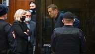 Navaljnog "spakovali" u kavez: Opsadno stanje u Moskvi, policija hapsi građane ispred suda