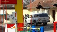 Potera u Novom Sadu: Vozač "BMW-a" bežao od policije, pa na krov pumpe bacio pištolj