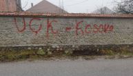 Uhapšen Albanac koji je na zidu porodične kuće ispisao grafit "UČK Kosovo"