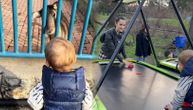 Aleksandra Prijović u zoološkom vrtu sa sinom: Dok se zajedno igraju pevačica ne skida osmeh sa lica