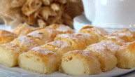Sočne štrudlice sa vanil kremom i grizom: Recept od gotovih kora za poslasticu neodoljivog ukusa