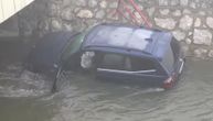 U Sjenici auto sleteo s mosta u reku: Vrata vozača otvorena, aktivirali se vazdušni jastuci