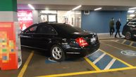 Opružio "mercedes" preko dva mesta za invalide: Sramno parkiranje u garaži tržnog centra