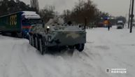 Toliko je snega palo da policija tenkovima izvlači kamione: Ledeni talas napravio haos u Kijevu