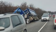 Haos na ulazu u Umku: Sudarili se šleper i auto, povređen muškarac, saobraćaj usporen