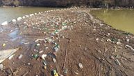 Poražavajući prizor: Reka smeća preti da se ulije u jezero Ćelije, u tome je sprečava jedna sajla
