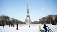 Sneg paralisao delove Francuske: Ajfelova kula okovana ledom, tope je bacačem plamena
