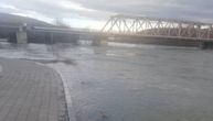 Neretva divlja u Mostaru: Poplavila plato ispred mosta, građani u strahu, saobraćaj obustavljen