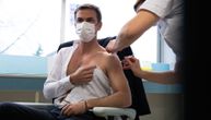 Ministar zbog kojeg su se "usijale mreže": Samo je otkopčao košulju da bi primio vakcinu