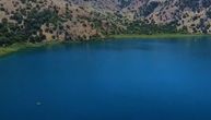 Jezero u Grčkoj sa dva različita lica: Ako posetite Kurnas zimi i leti, videćete drugačiji pejzaž