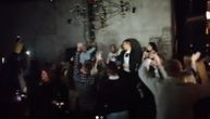 "Gde su rukeee?!" Pogledajte snimak još jedne korona žurke u Beogradu, inspektori prekinuli zabavu