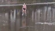 Polugoli muškarac klizao po zaleđenom kanalu u Amsterdamu, sledećeg trenutka upao u ledenu vodu