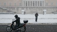 Sneg parališe Atinu: Saobraćaj i struja u prekidu, nema vakcinacije, ali neki i dalje voze motocikle