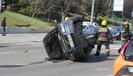 Automobil prevrnut, jedna osoba prevezena u Urgentni: Teška nesreća na Zvezdari