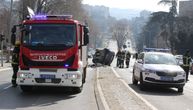 Teška saobraćajna nesreća kod Mladenovca: Vozač udario u ogradu, vatrogasci sekli vozilo da ga izvuku