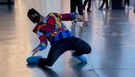 Čudesni performans "razjarenog plesača": Tiktoker svojom savitljivošću šokirao prolaznike
