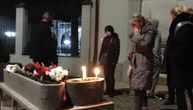 Sveće i ruže ispred kuće Đola Balaševića: Novosađani se spontano okupljaju da velikanu kažu zbogom