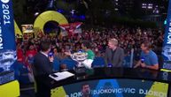 "Nemam rakiju, može neko da mi da?" Nole prekinuo intervju, okrenuo se ka Srbima i nastalo je ludilo