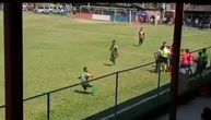 Nestvarni snimak iz Gvatemale: Fudbaler sam sebe pogodio u glavu predmetom da bi prekinuo utakmicu