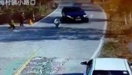 Zastrašujući snimak: Automobil pri velikoj brzini za dlaku promašio dete koje je pretrčavalo ulicu