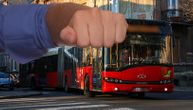 Opet incident u Zemunu, i to samo 50 metara od današnjeg užasa: Bus udario u parkirani "audi", došlo i do tuče