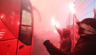 Zvezdin bus dočekan uz dimove i baklje: Stotine navijača na Marakani posle herojske borbe u Milanu