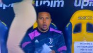 Fudbaler Juventusa zinuo kad je seksi Dileta prošla pored njega, kao omađijan joj gledao u zadnjicu