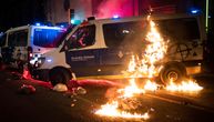 Neredi u Svonsiju, goreli automobili, povređeni policajci: Sve počelo tokom bdenja