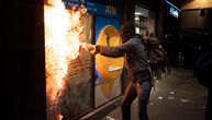 Neredi se nastavljaju, demonstranti pljačkaju prodavnice, pale banke: Uhapšeno 10 osoba u Barseloni
