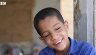 Slepi dečak (9) predaje u školi u ratom razorenom Jemenu: Uče u ruševinama, prizori koji kidaju srce