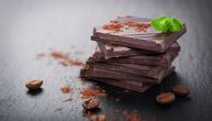 6 razloga zbog kojih bi trebalo da jedete crnu čokoladu: Snižava pritisak i štiti kožu
